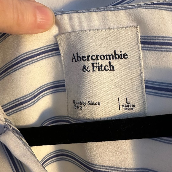 Abercrombie SZ L lightweight polyester buttoned striped shirt, tie sleeve detail - Picture 4 of 7